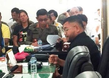 Erwin Freddy turut mencecar Kakan Satpol yang tampak membuka lembaran kertas