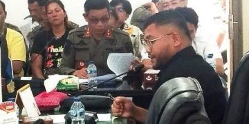 Erwin Freddy turut  mencecar  Kakan Satpol yang tampak membuka lembaran kertas