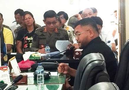 Erwin Freddy turut mencecar Kakan Satpol yang tampak membuka lembaran kertas