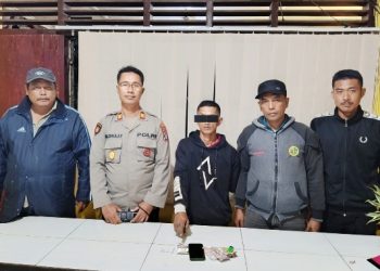 Tersangka diapit petugas