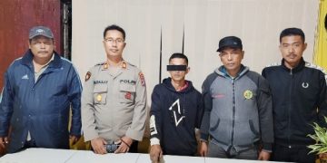 Tersangka diapit petugas