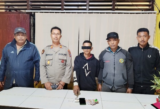 Tersangka diapit petugas