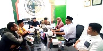 Panitia melakukan rapat