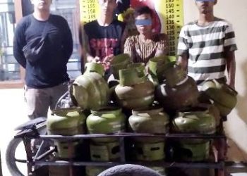 Kedua tersangka diapit petugas bersama barang bukti