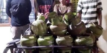 Kedua tersangka diapit petugas bersama barang bukti