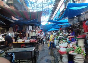 Kondsi kanopi bagian atas Pasar Horas rusak berat dan lantainya becek