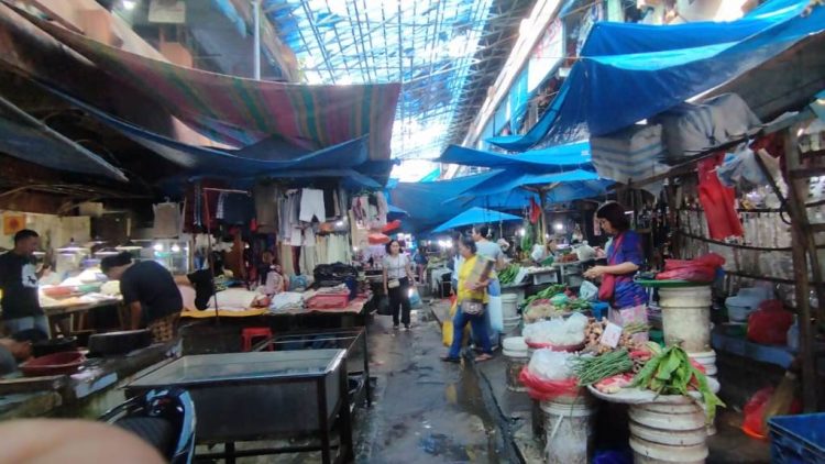 Kondsi kanopi bagian atas Pasar Horas rusak berat dan lantainya becek
