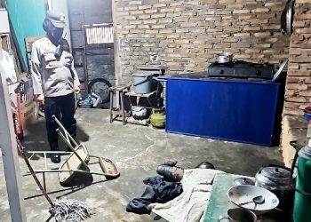 Korban tergeletak di bagian dapur