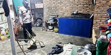 Korban tergeletak di bagian dapur
