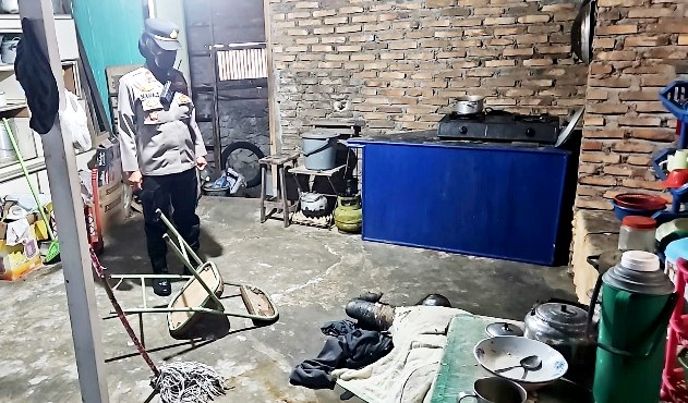 Korban tergeletak di bagian dapur