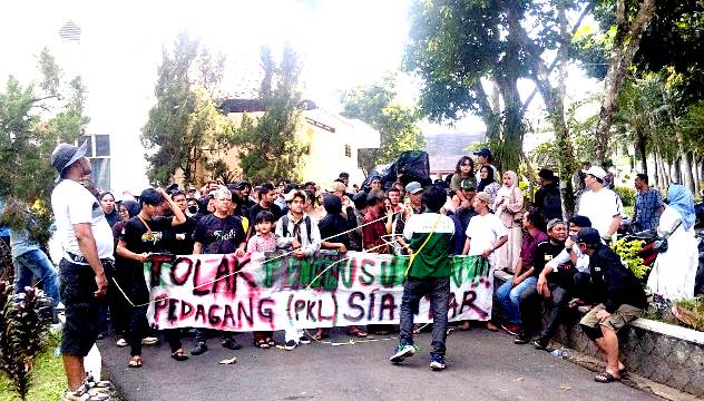 PKL di halaman rumah dinas Walikota