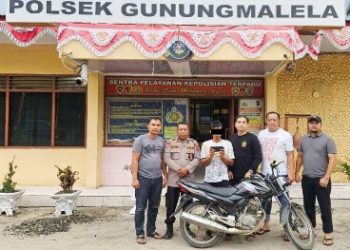 Pelaku dan barang bukti diapit petugas