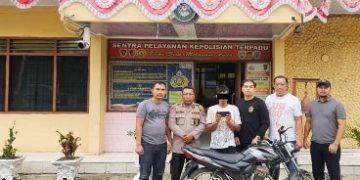 Pelaku dan barang bukti diapit petugas