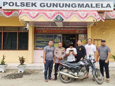 Pelaku dan barang bukti diapit petugas
