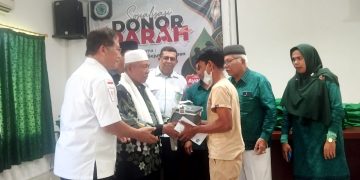 Penyerahan darah kepada warga yang membutuhkan