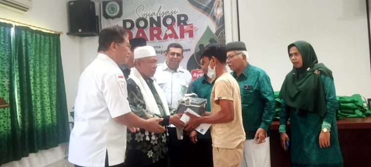 Penyerahan darah kepada warga yang membutuhkan