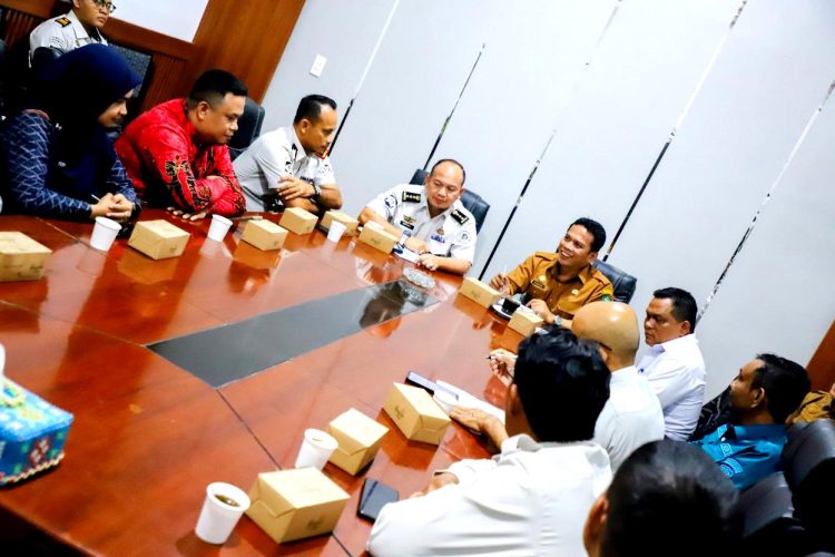 Sekda dan Kanwil Kementerian Imigrasi dan Pemasyarakatan bersama rombongan