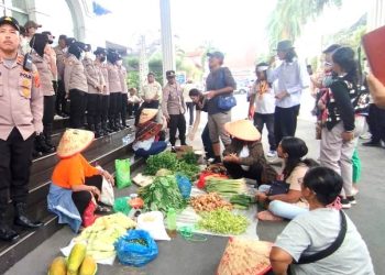 Berjualan di depan pintu masuk ruangan kantor Walikota