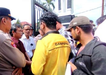 Frengki Boy Saragih dan Charles Siregar menerima pengunjukrasa