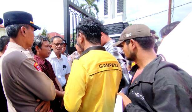 Frengki Boy Saragih dan Charles Siregar menerima pengunjukrasa