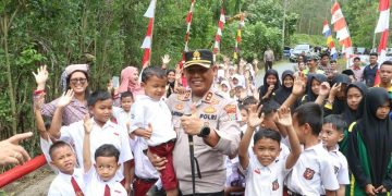 Kapolres poto bersama anak sekolah