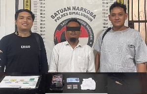 Tersangka dan barang bukti diapit petugas