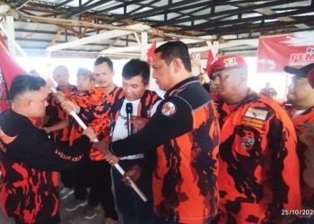 Franz Theodore Sihaloho Terima Pataka dari Ronald Darwin Tampobolon