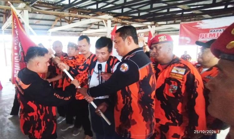 Franz Theodore Sihaloho Terima Pataka dari Ronald Darwin Tampobolon