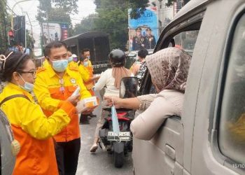 Ketua Kosgoro 57 Pematangsiantar langsung turun membagikan masker