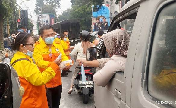 Ketua Kosgoro 57 Pematangsiantar langsung turun membagikan masker