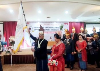 Ketua Umum DPP HSBP Ir Rijen Lamri Sinaga kibarkan pataka