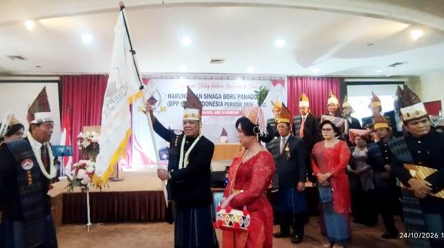 Ketua Umum DPP HSBP Ir Rijen Lamri Sinaga kibarkan pataka