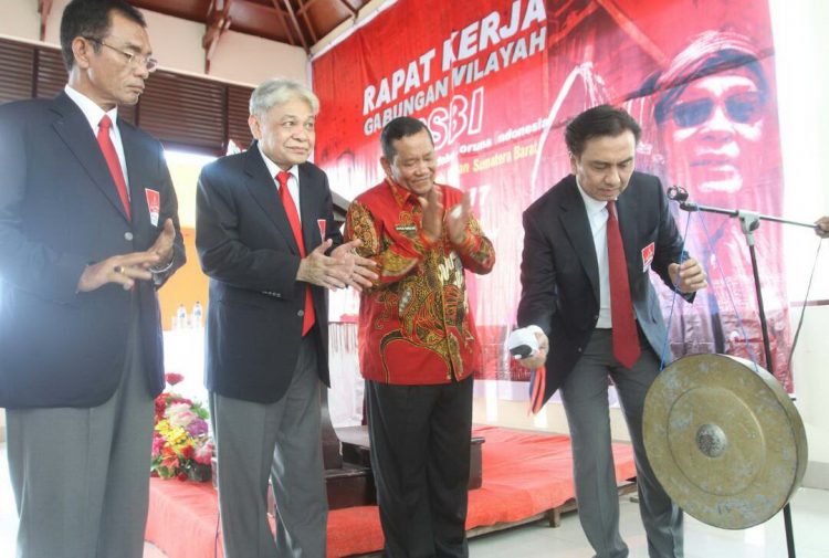 RAPAT KERJA WILAYAH PSBI.Ketua Umum PSBI, Dr Effendi MS Simbolon didampingi Bupati Samosir, Rapidin Simbolon memukul gong saat membuka rapat kerja gabungan wilayah PSBI di Hotel Grand Dainang ,Pangururan, Samosir, Sabtu (27/5).