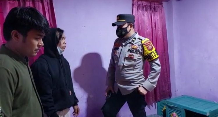 Petugas Polrestabes Palembang mengumpulkan keterangan terhadap korban Suyanto sekaligus melakukan Olah TKP.