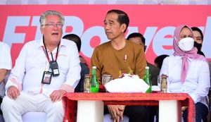 Presiden Joko Widodo atau Jokowi bersama Ibu Negara Iriana menyaksikan langsung ajang balap perahu F1H2O/Powerboat di Pelabuhan Muliaraja Napitupulu Balige, Kabupaten Toba, Provinsi Sumatra Utara, Minggu (26/2/2023). Pada ajang tersebut Jokowi menyerahkan langsung trofi juara kepada para pemernang. Bartek Marszalek dari tim Stromoy Racing F1H2O, yang mengawali lomba dari posisi terdepan berhasil meraih juara pertama. Seri di Danau Toba tersebut merupakan seri pertama kompetisi perahu balap kursi tunggal musim 2023