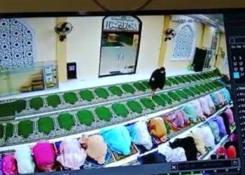 Rekaman CCTV pelaku pencurian handphone jamaah yang sedang Salat Tarawih di Masjid Annizam RT 11, Pematang Sulur, Telanaipura, Kota Jambi, Minggu (26/3/2023) sekira pukul 20:30 WIB. (ist/sc)