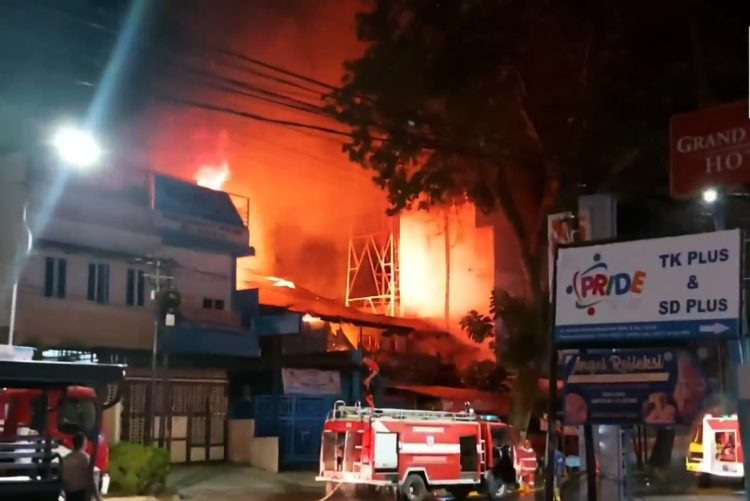 Tiga unit rumah terbakar di Jalan Sangnawaluh, persisnya di depan Komplek Megaland Pematangsiantar.
