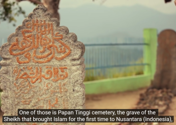 Kompleks Makam Papan Tinggi
Kompleks makam ini berada di atas Bukit di Desa Penanggahan, Kecamatan Barus Utara, Kabupaten Tapanuli Tengah, Provinsi Sumatra Utara. Masyarakat meyakini terdapat salah satu dari tujuh makam di kompleks tersebut merupakan pusara dari Syekh Mahmud, saudagar dan pendakwah dari Yaman. Ia pada mulanya berlayar menuju Samudra Pasai, namun kapalnya terdampar di Barus. Syekh Mahmud diyakini hidup pada abad VII Masehi.