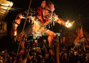 Para pemuda di Bali membawa ogoh-ogoh, boneka raksasa yang terlihat menakutkan, ketika pawai ogoh-ogoh pada malam Nyepi di Desa Tegalalang, Gianyar, Bali, yang merupakan rangkaian ritual umat Hindu di Bali untuk menandai datangnya tahun baru Saka pada 20 Maret 2023. (Agung Parameswara/Getty Images)