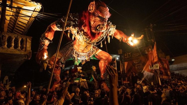 Para pemuda di Bali membawa ogoh-ogoh, boneka raksasa yang terlihat menakutkan, ketika pawai ogoh-ogoh pada malam Nyepi di Desa Tegalalang, Gianyar, Bali, yang merupakan rangkaian ritual umat Hindu di Bali untuk menandai datangnya tahun baru Saka pada 20 Maret 2023. (Agung Parameswara/Getty Images)