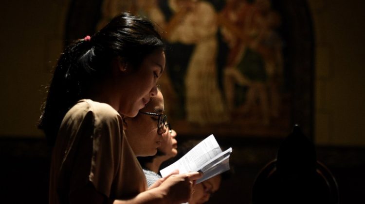 Umat Katolik mengikuti jalannya Misa Kamis Putih di Gereja Katedral Jakarta beberapa waktu lalu. Kamis Putih merupakan hari pertama dari Tri Hari Suci Paskah yang dirayakan untuk memperingati perjamuan terakhir Yesus bersama para murid. (antarafoto/ist)