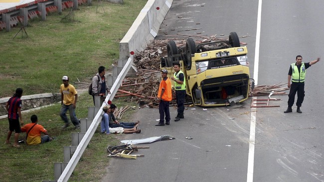 Kecelakaan beruntun yang melibatkan delapan kendaraan terjadi di Tol Semarang-Solo, Km 487+600, Boyolali, sekitar pukul 04.00 WIB, Jumat (14/4). Ilustrasi (ANTARARFOTO/Yulius Satria Wijaya)