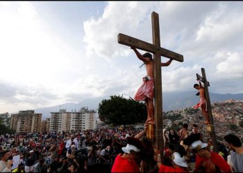 Aktor amatir mengambil bagian dalam peragaan kembali penyaliban Yesus Kristus selama prosesi Jumat Agung di lingkungan berpenghasilan rendah Petare, di Caracas, Venezuela 15 April 2022. (Reuters/ist)