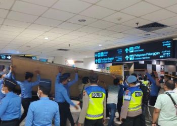 Petugas mengevakuasi mayat   Asiyah Sinta Hasibuan  yang ditemukan di bawah lift di Bandara Kualanamu