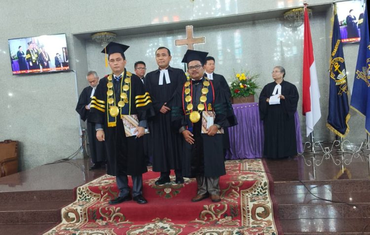 Ephorus HKBP Pdt Dr Robinson Butar-butar (tengah) diapit kedua Rektor yang baru dilantik
