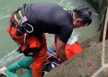 Regu penolong saat mengevakuasi korban