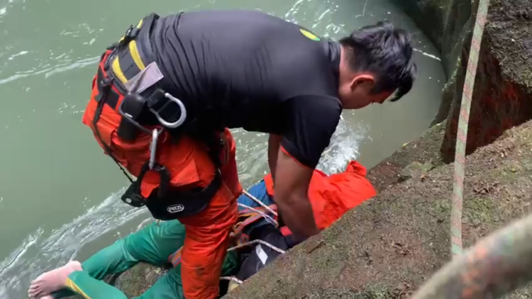 Regu penolong saat mengevakuasi korban