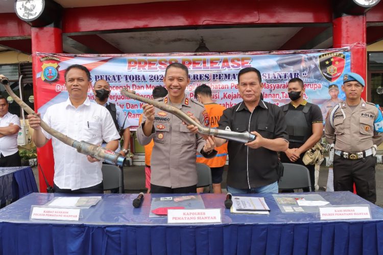 Kapolres AKBP Fernando (dua kiri) bersama Kasat Reskrim AKP Banuara Manurung (paling kiri) dan Kasi Humas AKP Rusdi Ahya (tiga kanan), saat temu pers di Mapolres, Jl. Jend. Sudirman, Rabu (5/4), menunjukkan barang bukti hasil pengungkapan 196 kasus ketika Polres Kota Pematangsiantar melaksanakan Operasi Pekat Toba 2023.(siantarcorner.com/ist)