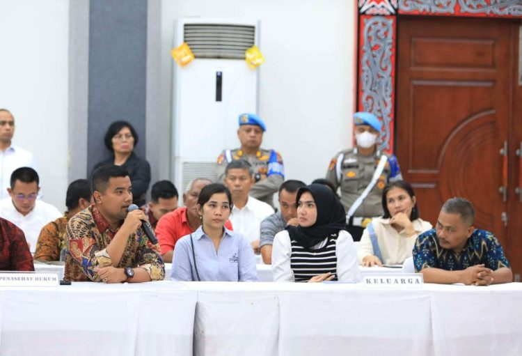 Istri Bripka AS Jenni Simorangkir (tengah) didampingi penasehat hukum dan keluaraga memberikan keterangan kepada wartawan saat gelar perkara kematian Bripka AS serta penggelapan pajak UPT Samsat Pangururan di Polda Sumatera Utara, Medan, Selasa (4/4/2023). IST.