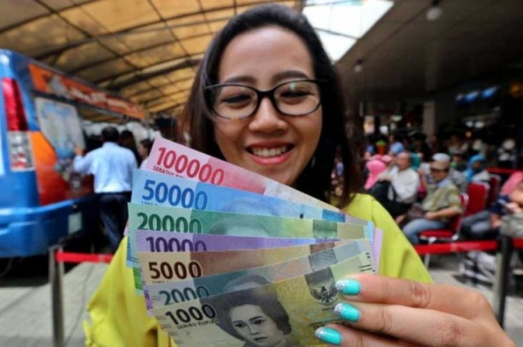 Seorang wanita sedang memegang lembaran mata uang rupiah(ist)